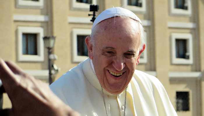 El Papa compara aborto con "guante blanco" al programa de eugenesia nazi
