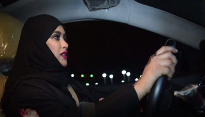 Mujeres saudíes ahora pueden conducir, después de prohibiciones de larga data