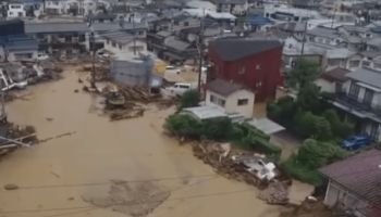 Japón busca sobrevivientes de inundaciones que mataron a casi 100