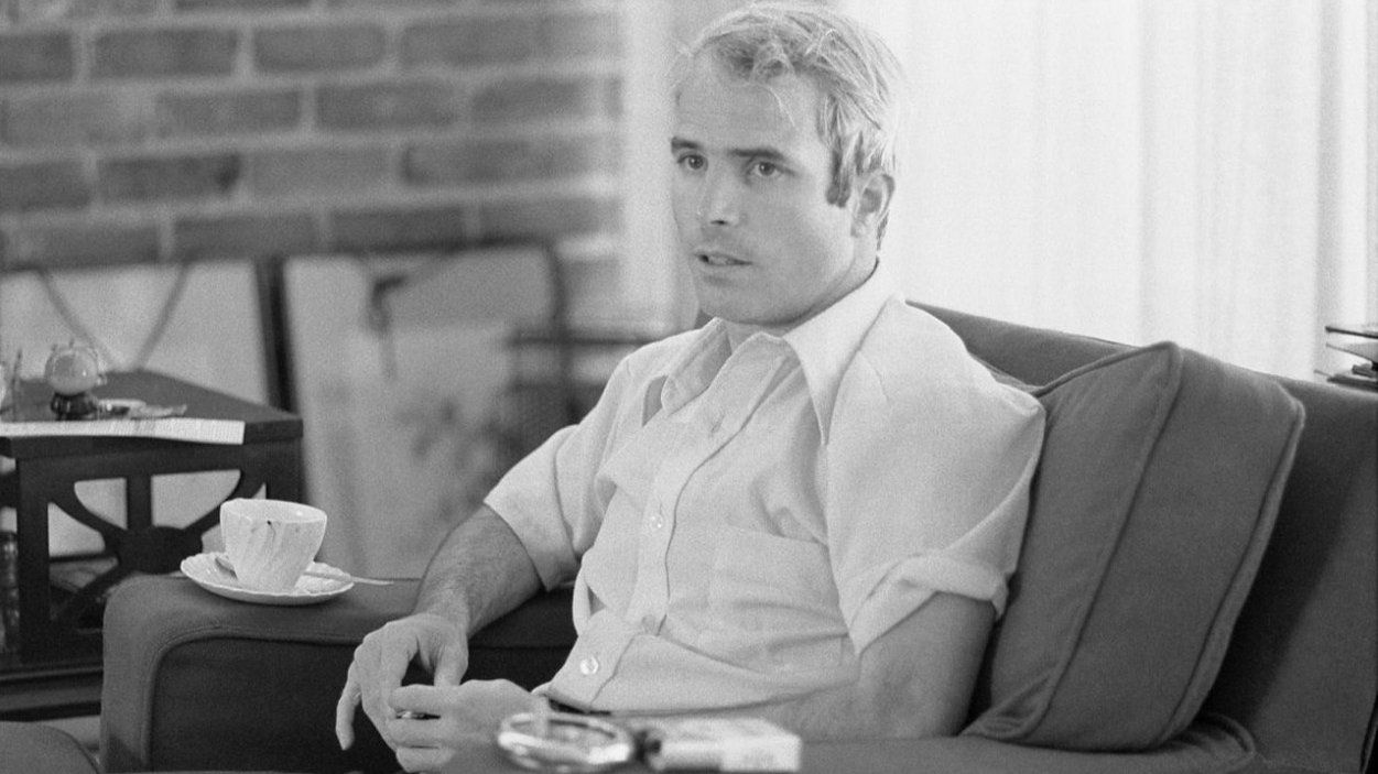 McCain siendo entrevistado después de su regreso de Vietnam, abril de 1973. (Wikipedia).