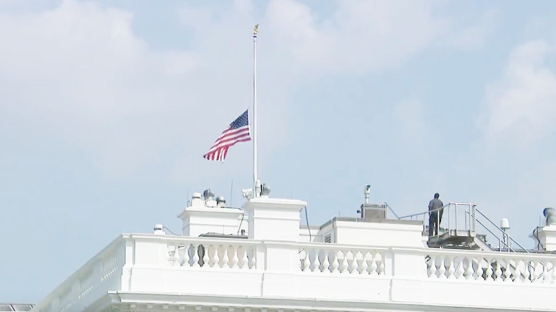 Bandera estadounidense a media asta en la Casa Blanca en honor a John McCain.