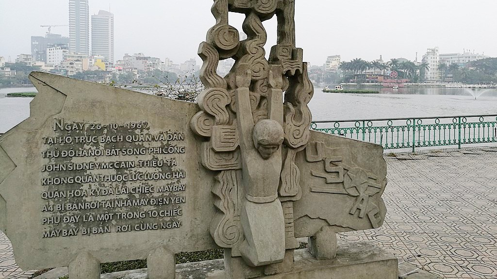Monumento con el nombre de John McCain en el lago Trúc Bạch en Hanoi, Vietnam. ( wikipedia.org )