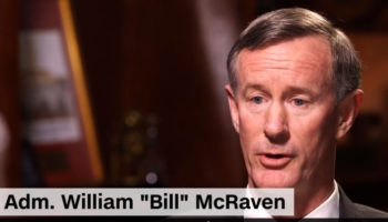Almirante retirado William McRaven le pide a Trump que revoque su autorización de seguridad