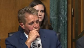 Dramático pedido del Senador Flake impulsa a Trump a ordenar la investigación del FBI sobre Kavanaugh