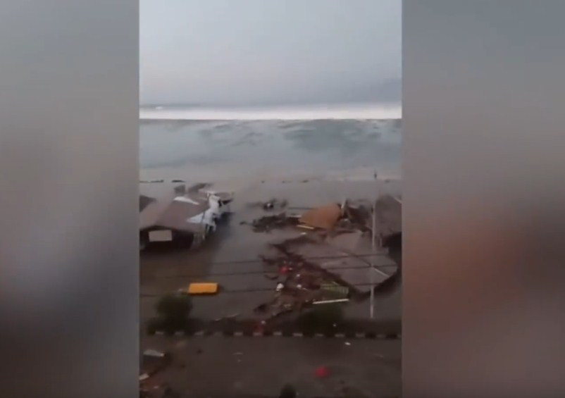 Poderoso terremoto y tsunami causan muertes en Sulawesi, Indonesia.