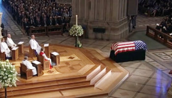 Washington rinde homenaje a John McCain
