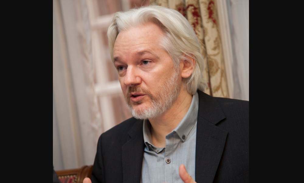 Ecuador restaura parcialmente el acceso a Internet para el fundador de WikiLeaks, Assange.