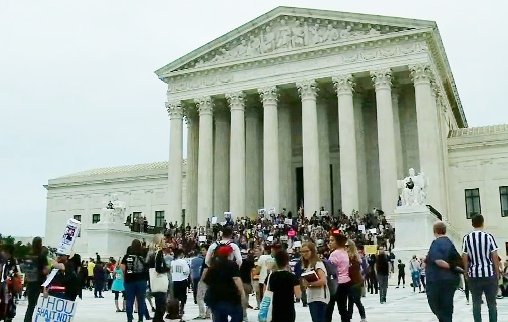 Manifestantes en contra de la nominación de Brett Kavanaugh a la Suprema Corte estadounidense protestan en las inmediaciones de la más alta Corte de la nación la tarde del sábado.