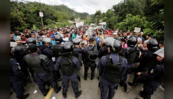 Más inmigrantes hondureños se unen al grupo con destino a los Estados Unidos en Guatemala