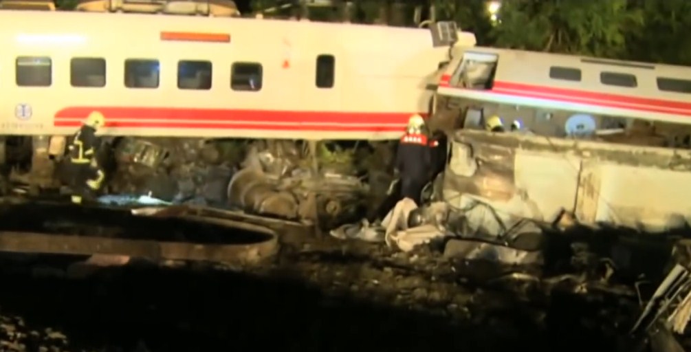 18 muertos en desastre ferroviario en Taiwán.