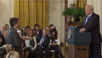 La Casa Blanca restaura acceso a reportero de CNN Jim Acosta