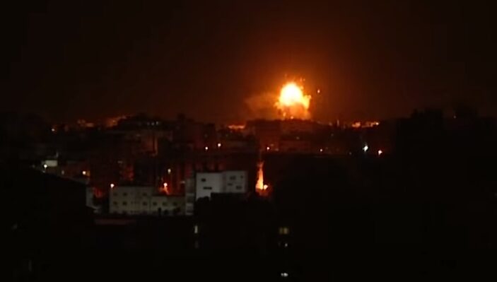 Palestinos disparan cohetes, Israel bombardea Hamas.