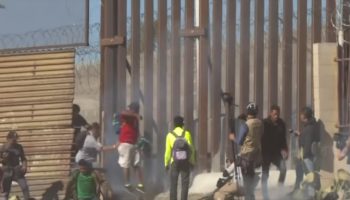 Estados Unidos lanza gas lacrimógeno a migrantes en Tijuana, México