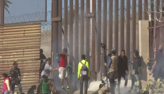 Estados Unidos lanza gas lacrimógeno a migrantes en Tijuana, México.