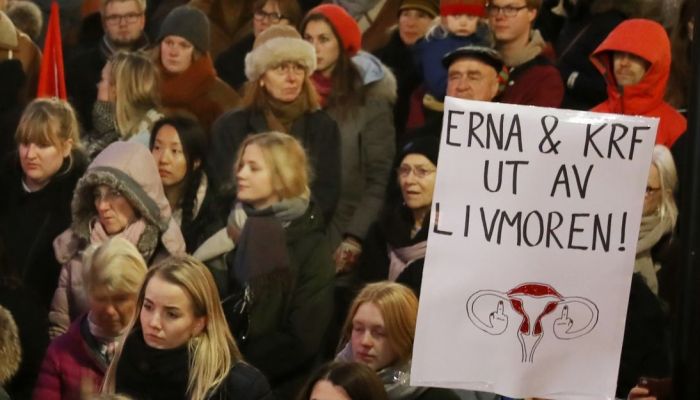 Miles de personas protestan en Noruega contra la restricción del aborto.