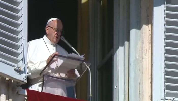 Papa dice que el mundo no debe hacer la vista gorda a los migrantes.
