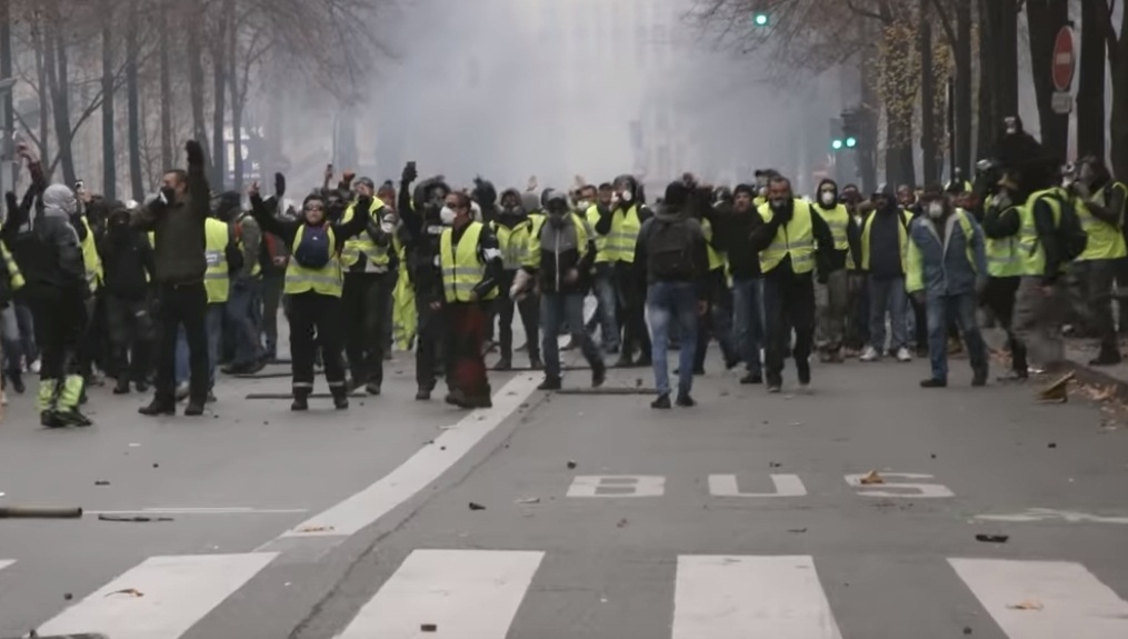“Chalecos amarillos' de Francia se enfrentan con la policía en París.