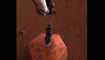 InSight de la NASA coloca el primer instrumento en Marte