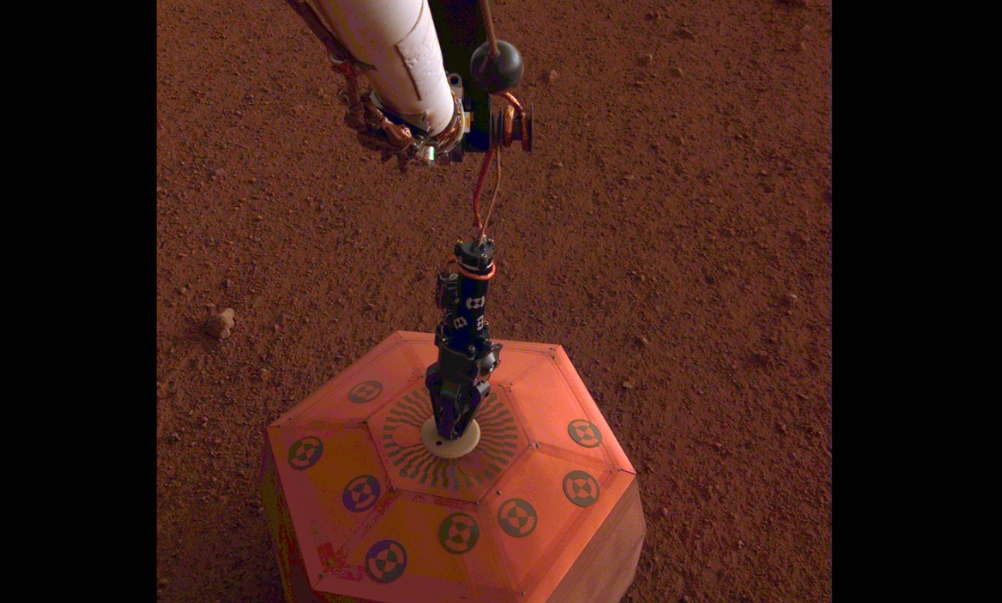 InSight de la NASA coloca el primer instrumento en Marte.