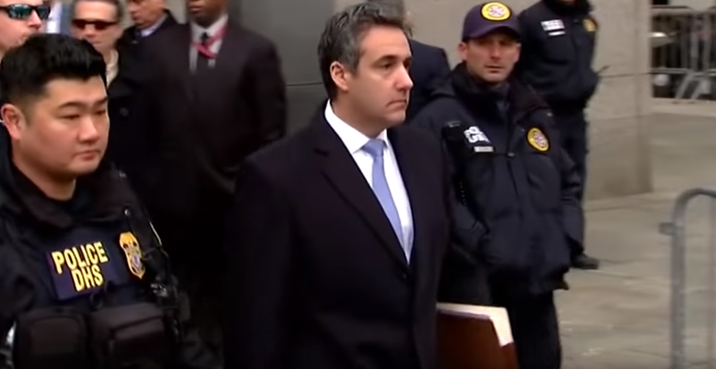 Ex abogado de Trump Michael Cohen sentenciado a tres años de prisión.