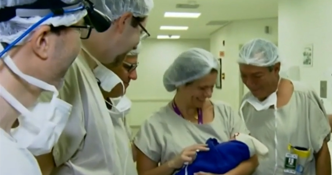 Primer bebé nacido usando un útero trasplantado de una persona muerta.