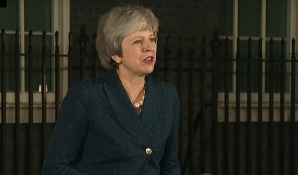 Primera ministro británica, May, sobrevive al voto de confianza del partido .
