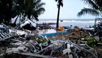 Tsunami provocado por volcán mata al menos 43 personas en Indonesia
