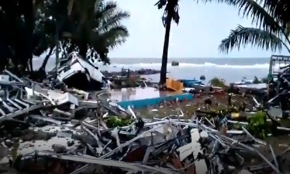 Tsunami provocado por volcán mata al menos 43 personas en Indonesia.