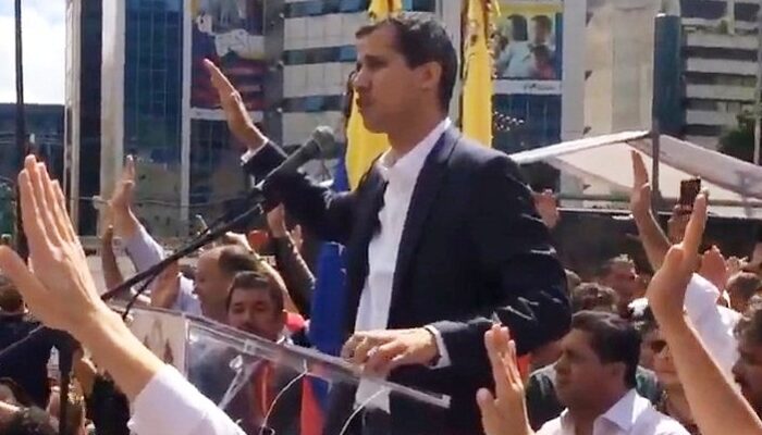 Juan Guaido se declara presidente interino de Venezuela.