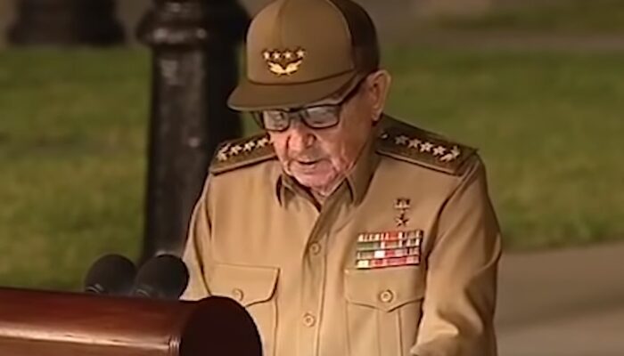 Raúl Castro critica a Estados Unidos en el 60 aniversario de la revolución cubana.