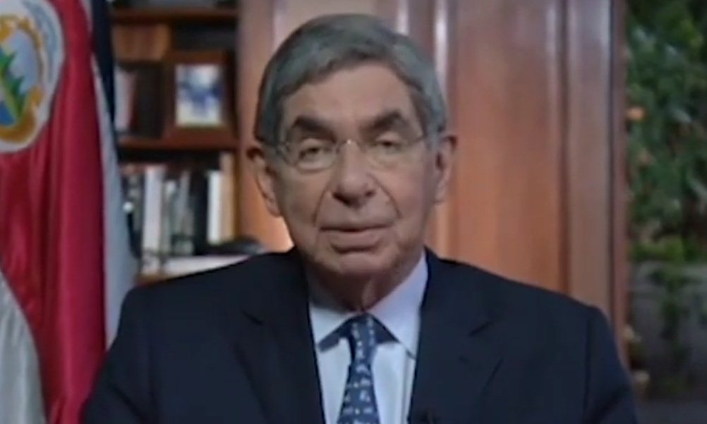 Ex reina de belleza acusa a Oscar Arias, Premio Nobel de Costa Rica, de abuso sexual.