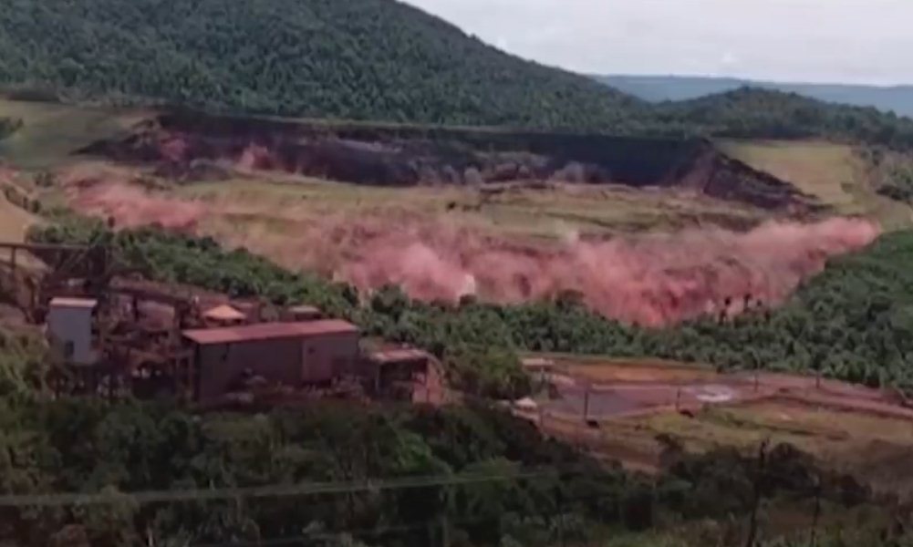 Dramático video de cámara de seguridad muestra el colapso de presa en Brasil.
