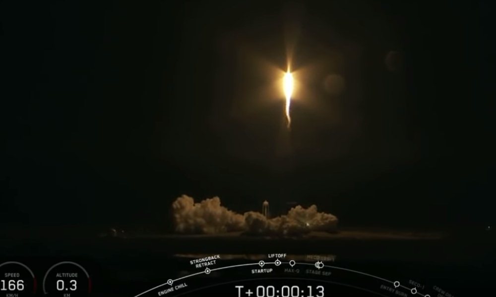 SpaceX lanza una cápsula diseñada para transportar personas ,