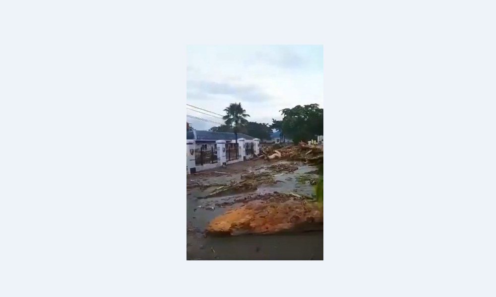 Inundaciones repentinas matan al menos a 42 en Papúa, Indonesia.