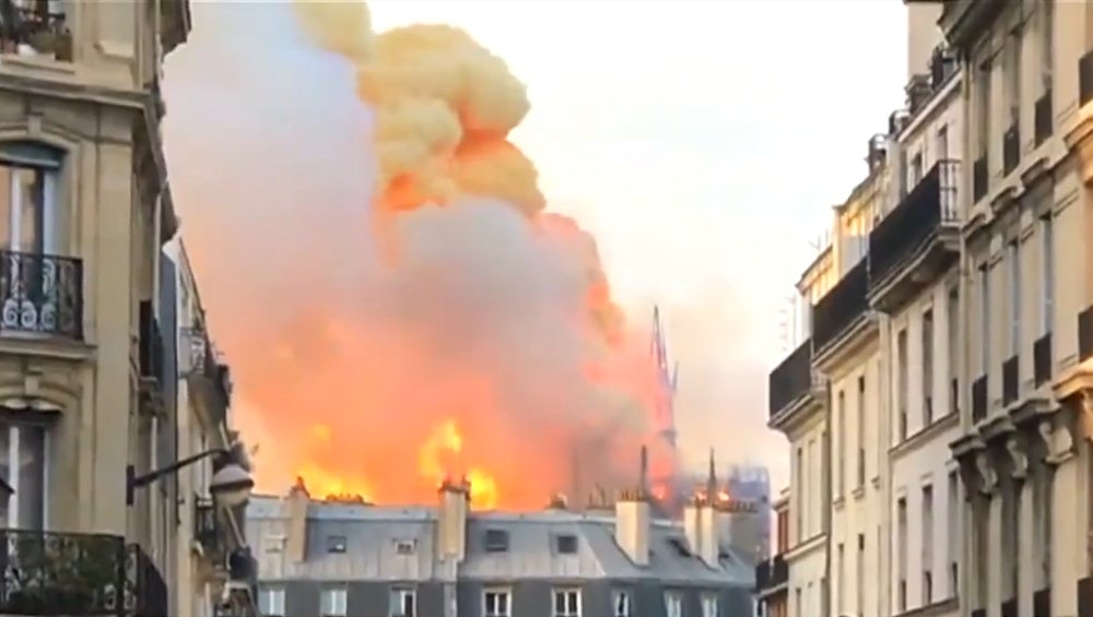 Catedral de Notre-Dam envuelta en llamas..