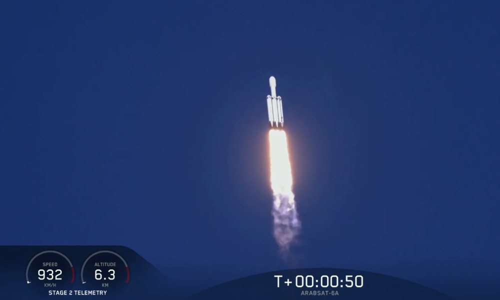 Falcon Heavy de SpaceX realiza su primer vuelo comercial.