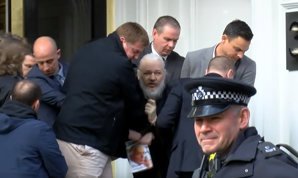 Julian Assange, cofundador de Wikileaks, arrestado en Londres.