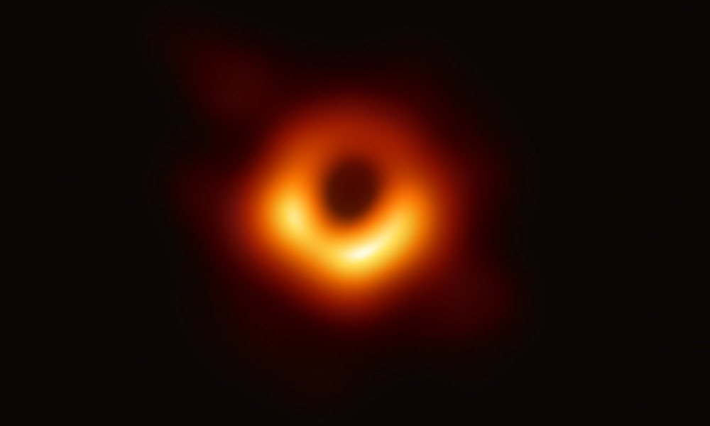 Científicos revelan la primera foto de un agujero negro.
