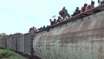 Cientos de migrantes en el sur de México abordan ‘La Bestia’ rumbo al norte