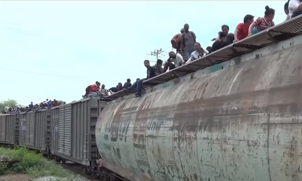 Cientos de migrantes en el sur de México abordan 'La Bestia' rumbo al norte.