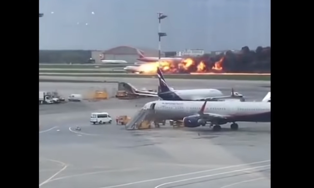Al menos 41 muertos en incendio de avión de Aeroflot en Moscú.