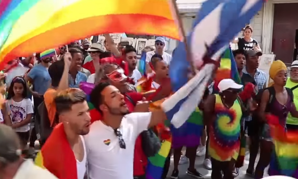 Activistas homosexuales cubanos celebran desfile de orgullo.