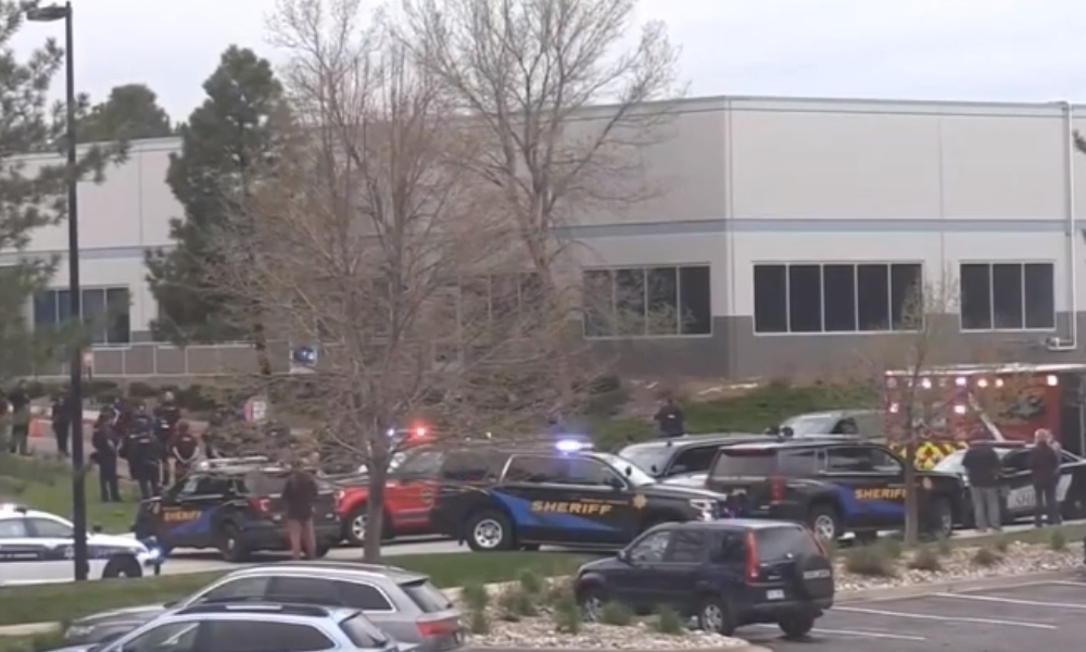 Un muerto, ocho heridos en tiroteo en escuela de Colorado.