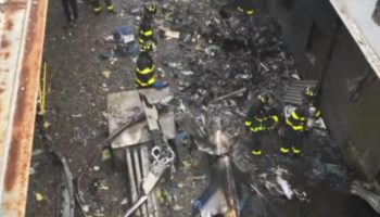 Helicóptero se estrella en rascacielos de Manhattan