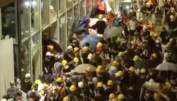 Manifestantes en Hong Kong asaltaron el parlamento.