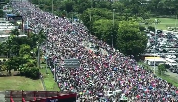 Protestas masivas en Puerto Rico después que Rosselló se niega a renunciar.