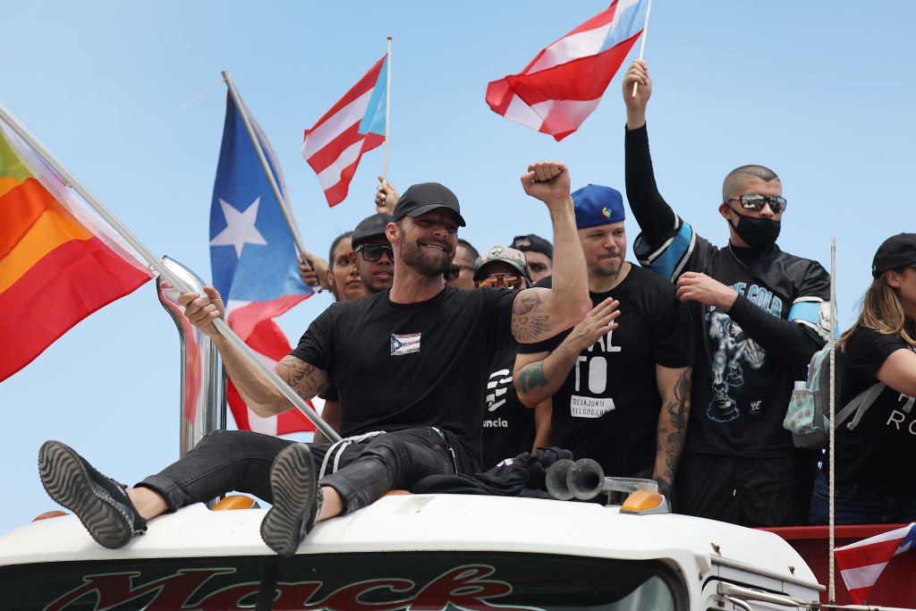 Puerto Rico ordenan a gobernador y ayudantes entregar sus teléfonos.