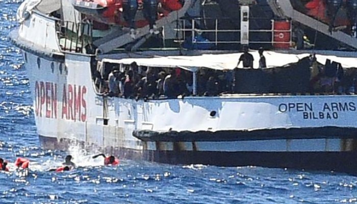 Migrantes desembarcaron del barco Open Arms en Lampedusa.