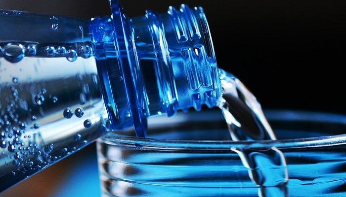 OMS: microplásticos en el agua representan un "riesgo mínimo para la salud".