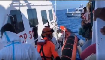 Italia recibe a 27 menores en barco de migrantes anclado